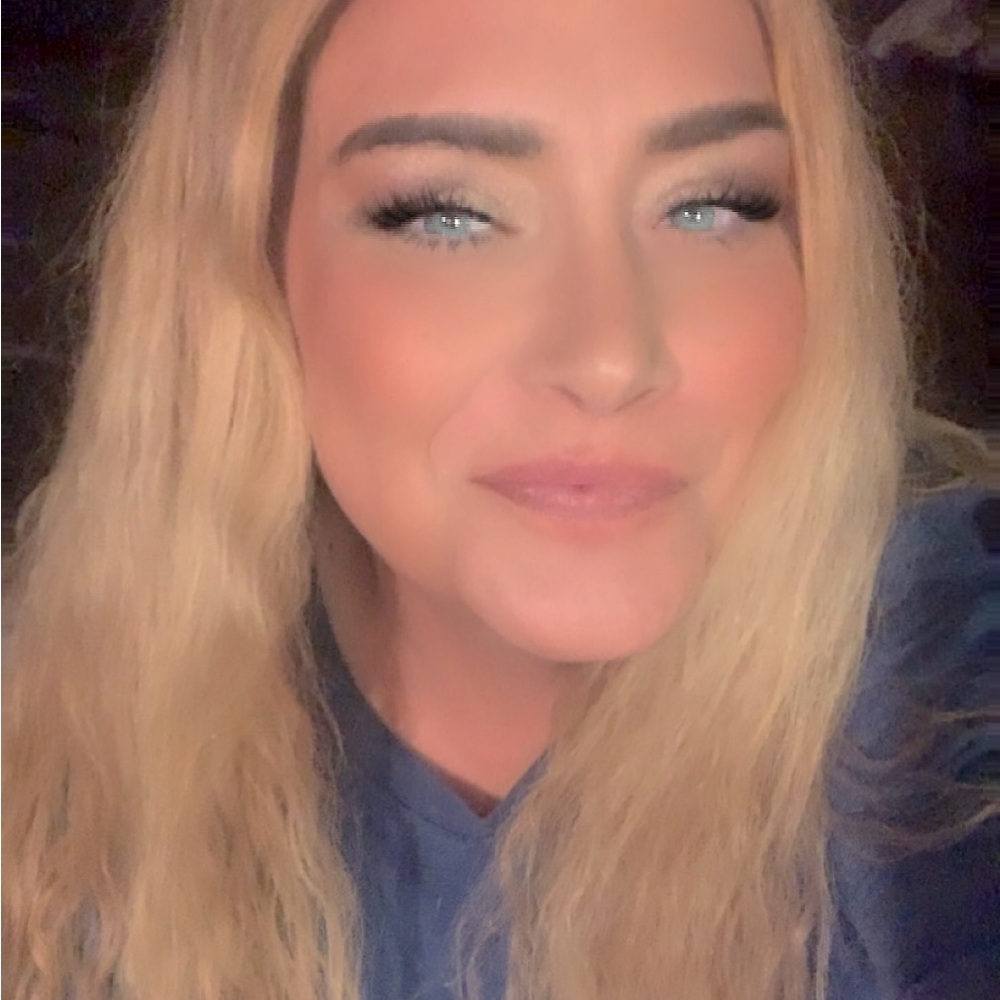 Meet your Posher, Laural Lea.. Just a woman cleaning out her closet 💋